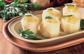 Papas ahuecadas con queso y ají